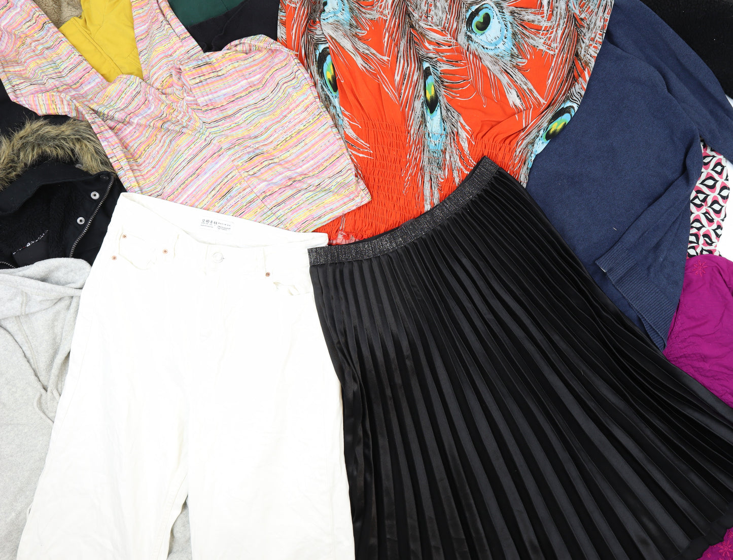 Recycling Centre 10 Kilo Clothing Bundle Mixture Job Lot 20 Hangers icnluded