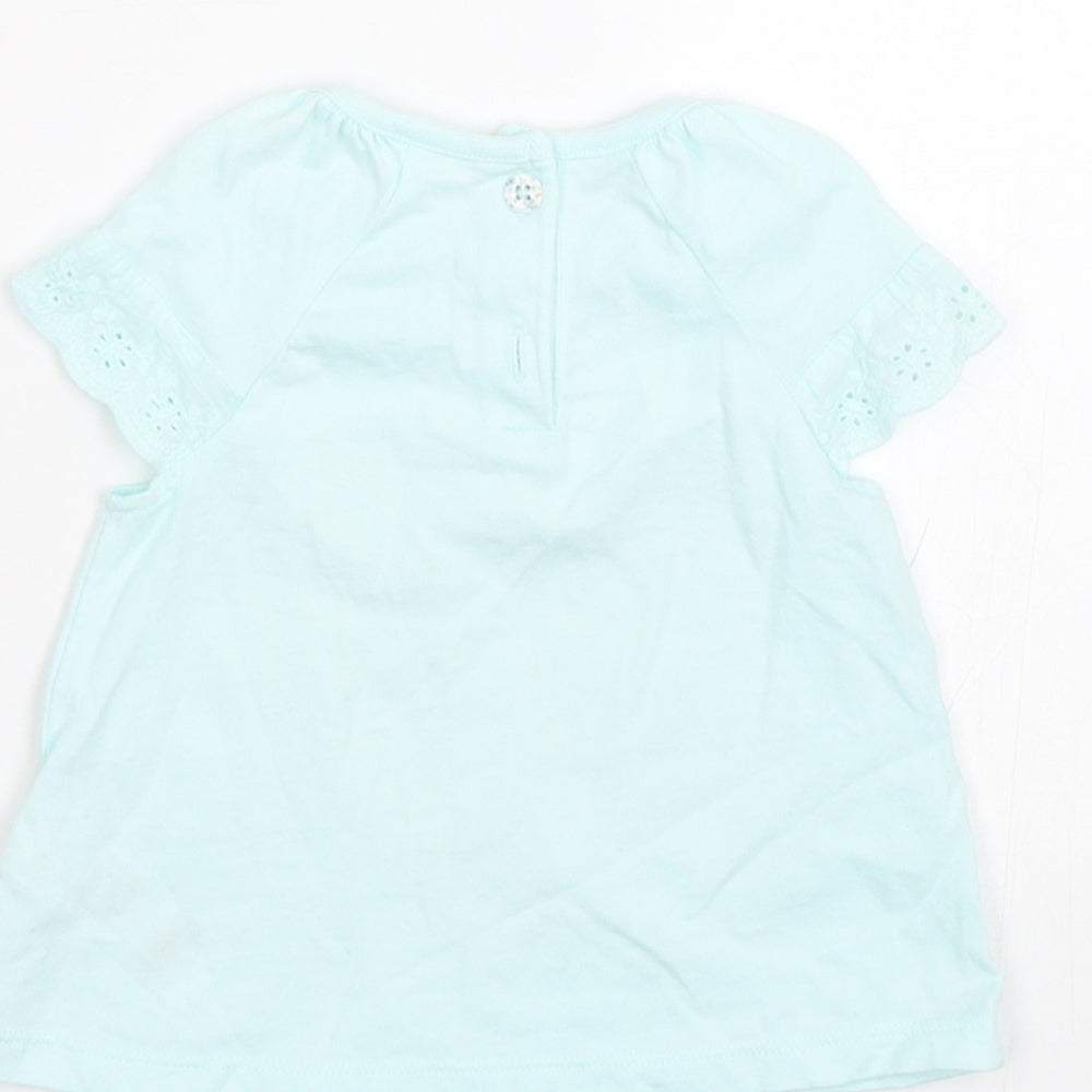 Brand and care label for F&F girls’ blue basic t-shirt, size 3-6, months