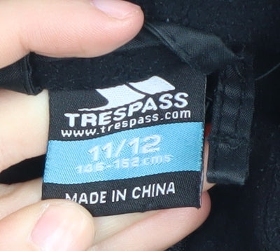 Close-up detail of Trespass boys’ black fleece jacket, size 146