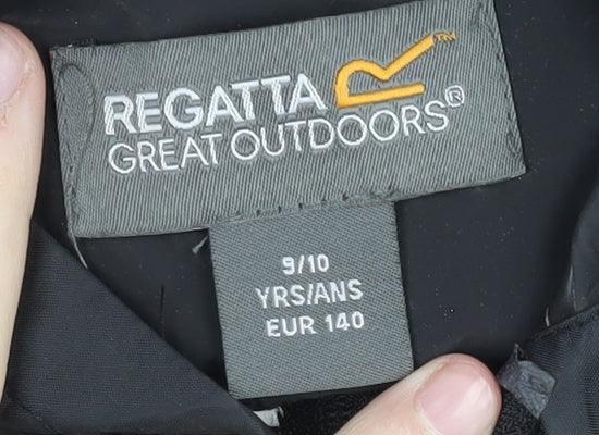 Brand and care label for Regatta boys’ black windbreaker jacket 9-10 years