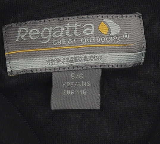 Brand and care label for Regatta boys’ black 5-6 yrs 1/2 zip sweatshirt