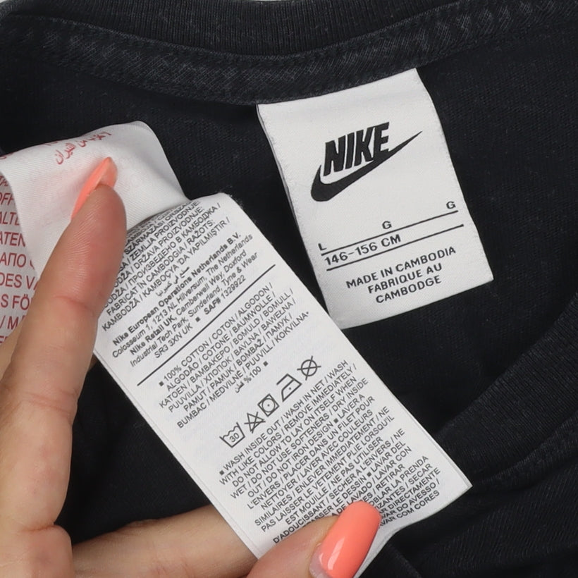 Brand and care label for Nike girls’ black 146 basic logo jersey short sleeve t-shirt