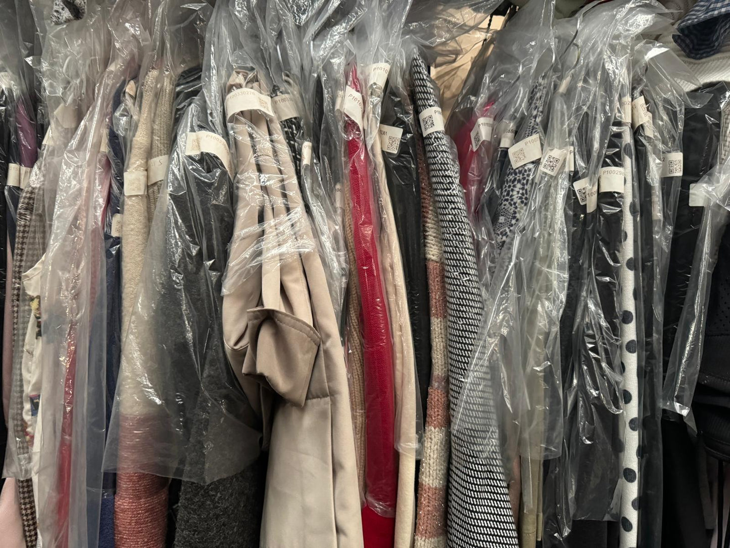 Wholesale Fashion Bundle – Used Clothing with Hangers Resale