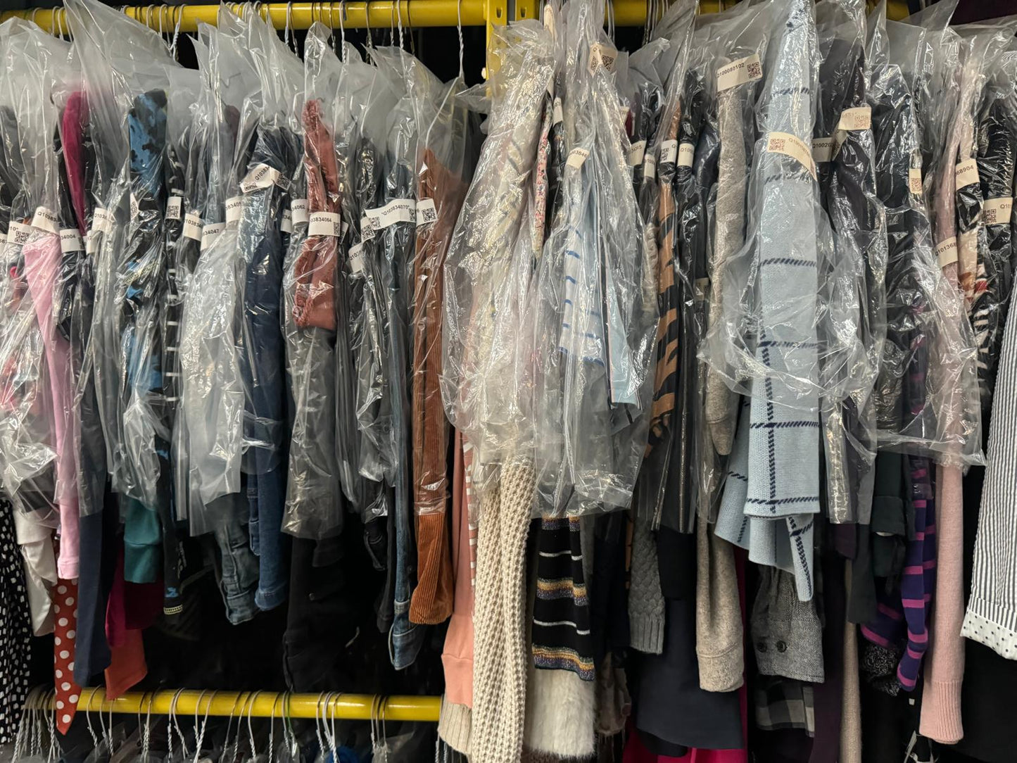 Used Clothing Bundle with Hangers – Wholesale Fashion