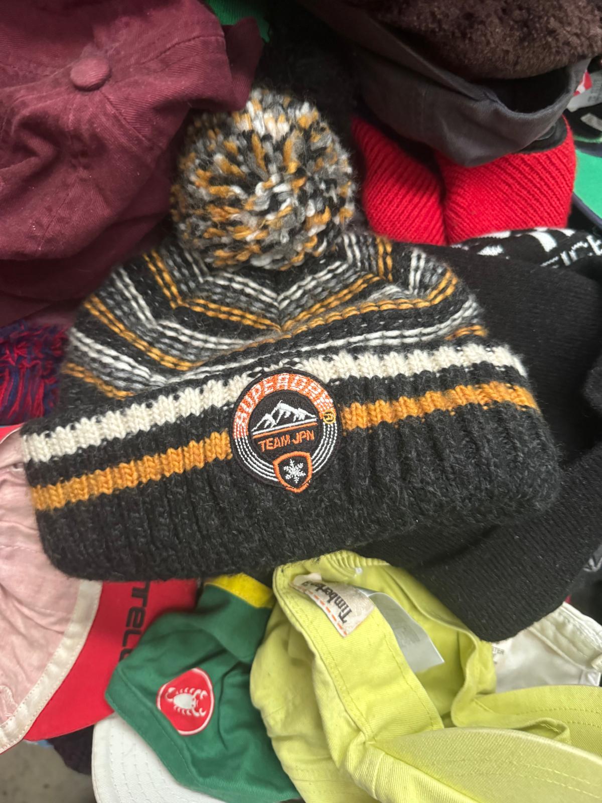 Vintage Branded Hats, Scarves & Collectible Football Scarves – 10 Pack Preloved