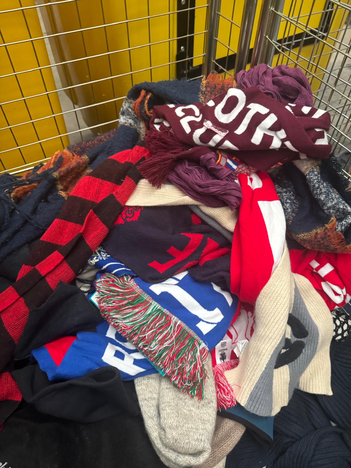 Vintage Branded Hats, Scarves & Collectible Football Scarves – 10 Pack Preloved