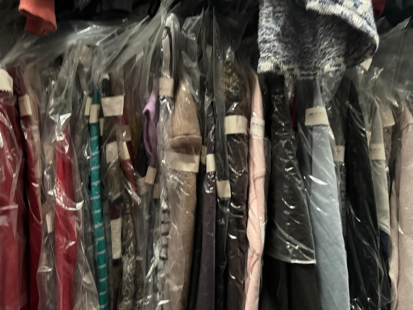 Wholesale Fashion Bundle – Used Clothing with Hangers Resale