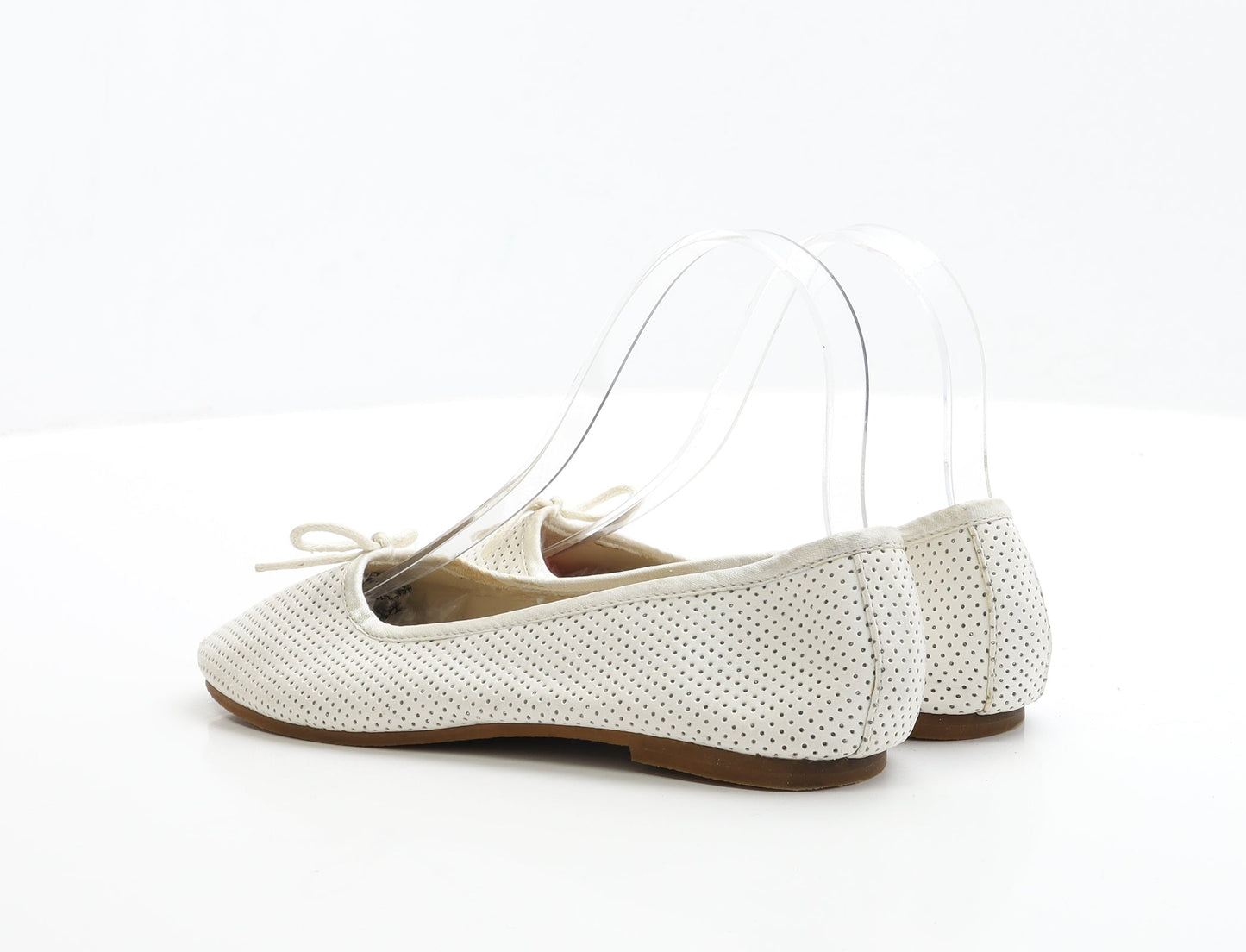 Preworn Womens White Faux Leather Ballet Flat UK 3 EUR 36
