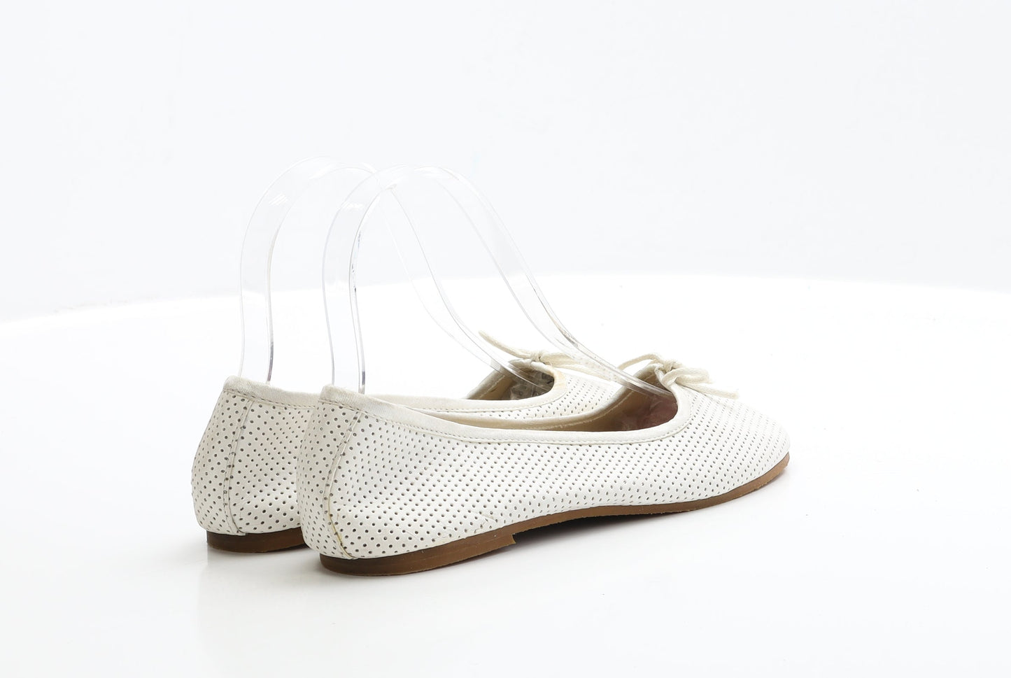 Preworn Womens White Faux Leather Ballet Flat UK 3 EUR 36
