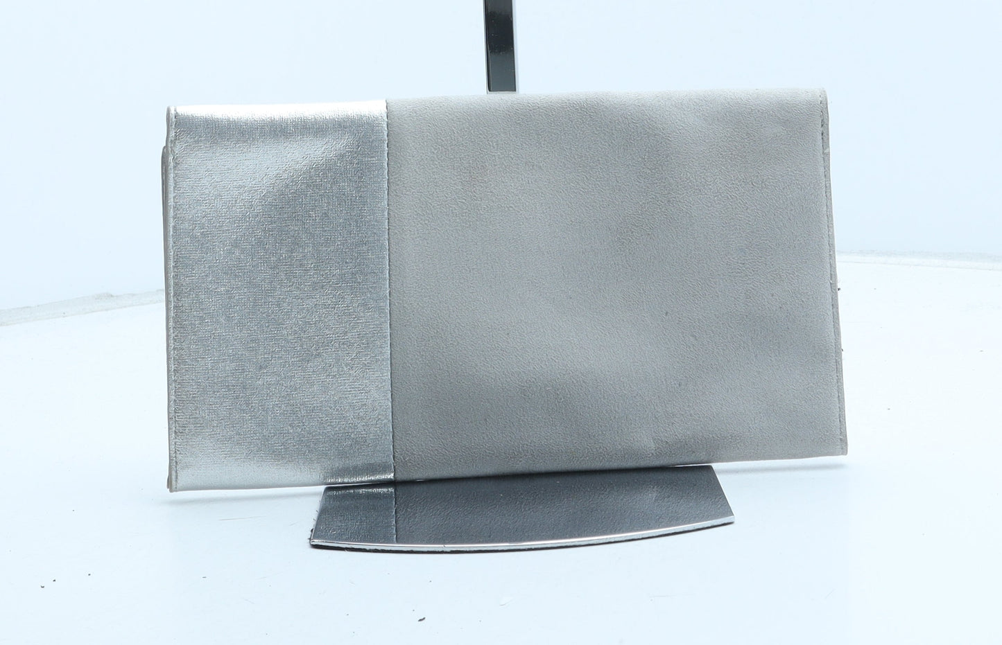 Preworn Womens Silver Polyester Clutch Size Small