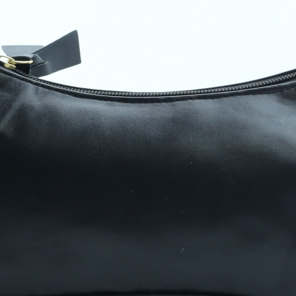 Preworn Womens Black Polyurethane Clutch Size Small