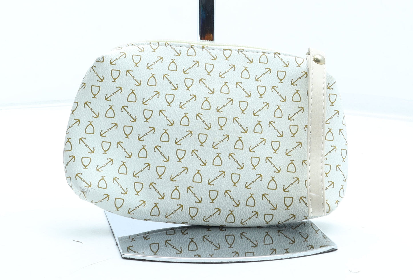 Preworn Womens Beige Geometric Polyester Clutch Size Small