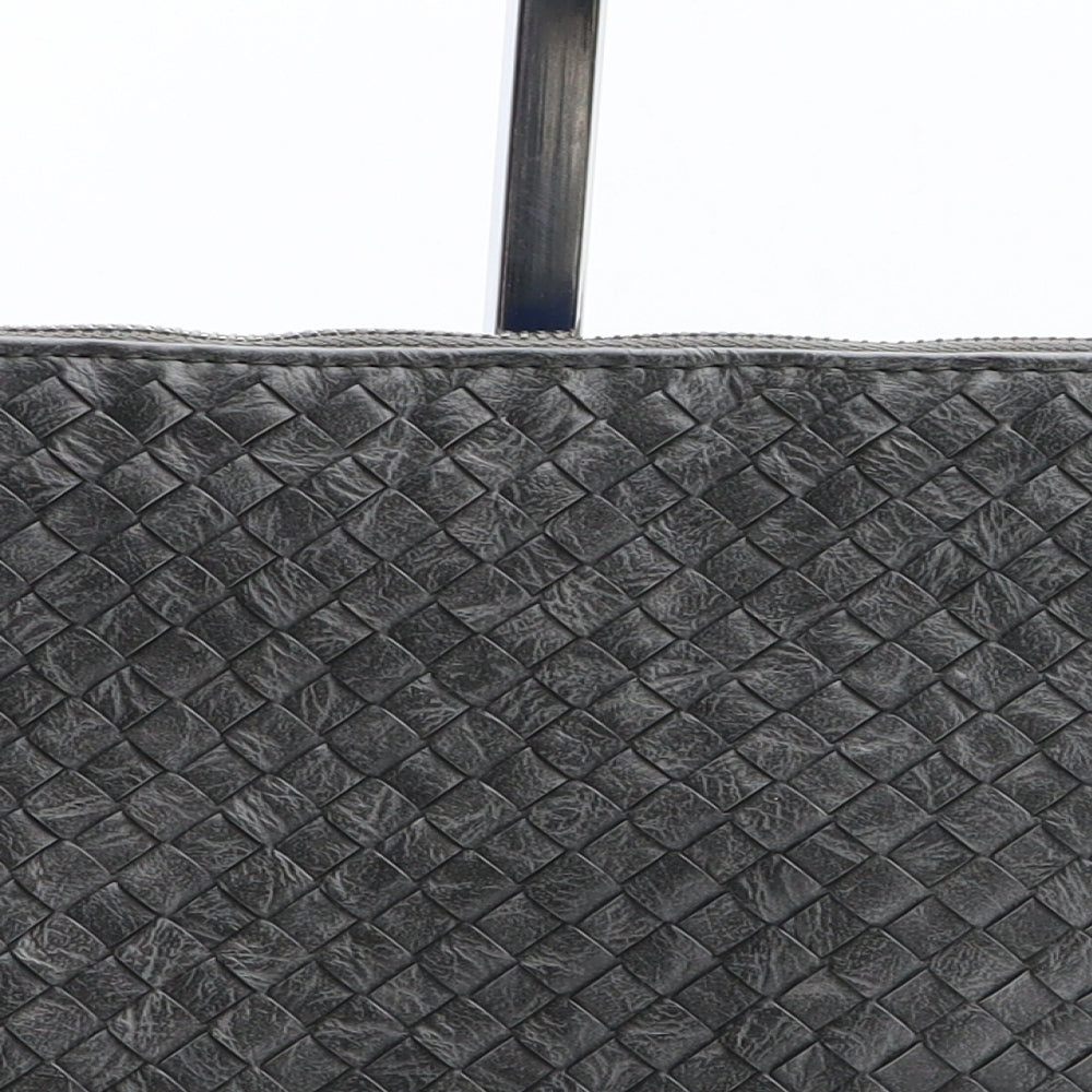 Preworn Womens Grey Polyurethane Clutch Size Small