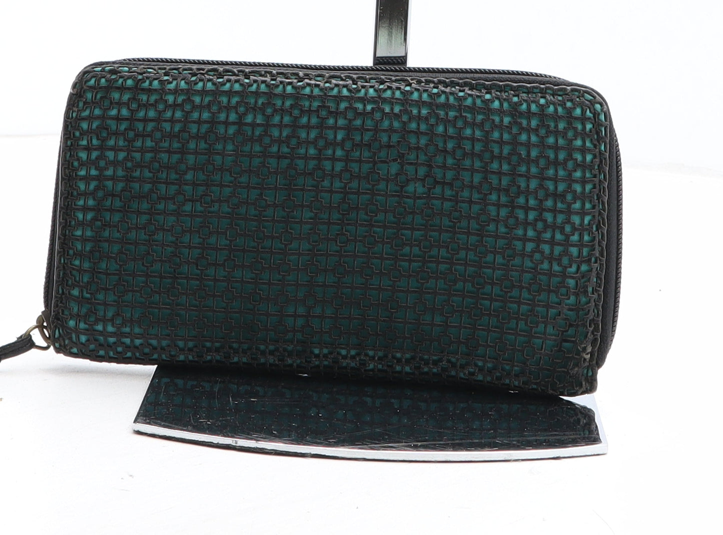 Preworn Womens Green Polyurethane Bow Tie Wallet Size M