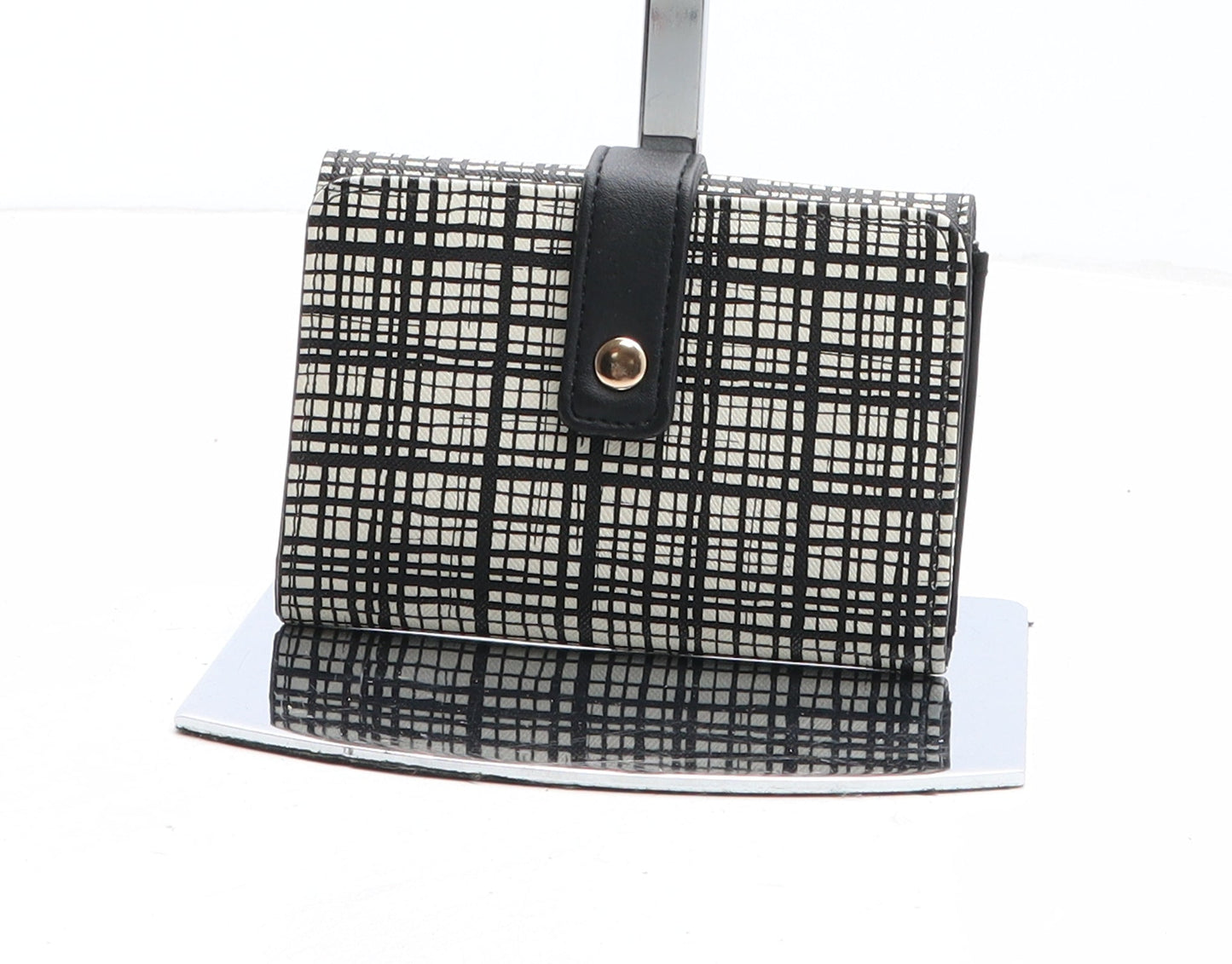 Preworn Womens Black Geometric Polyurethane Bow Tie Wallet Size S