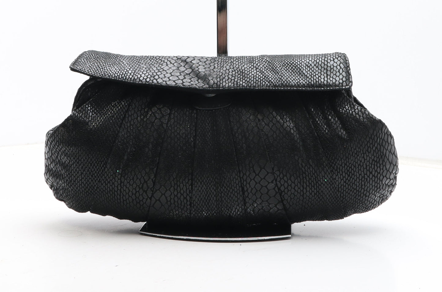 Preworn Womens Black Polyurethane Clutch Size Medium - Snakeskin Pattern