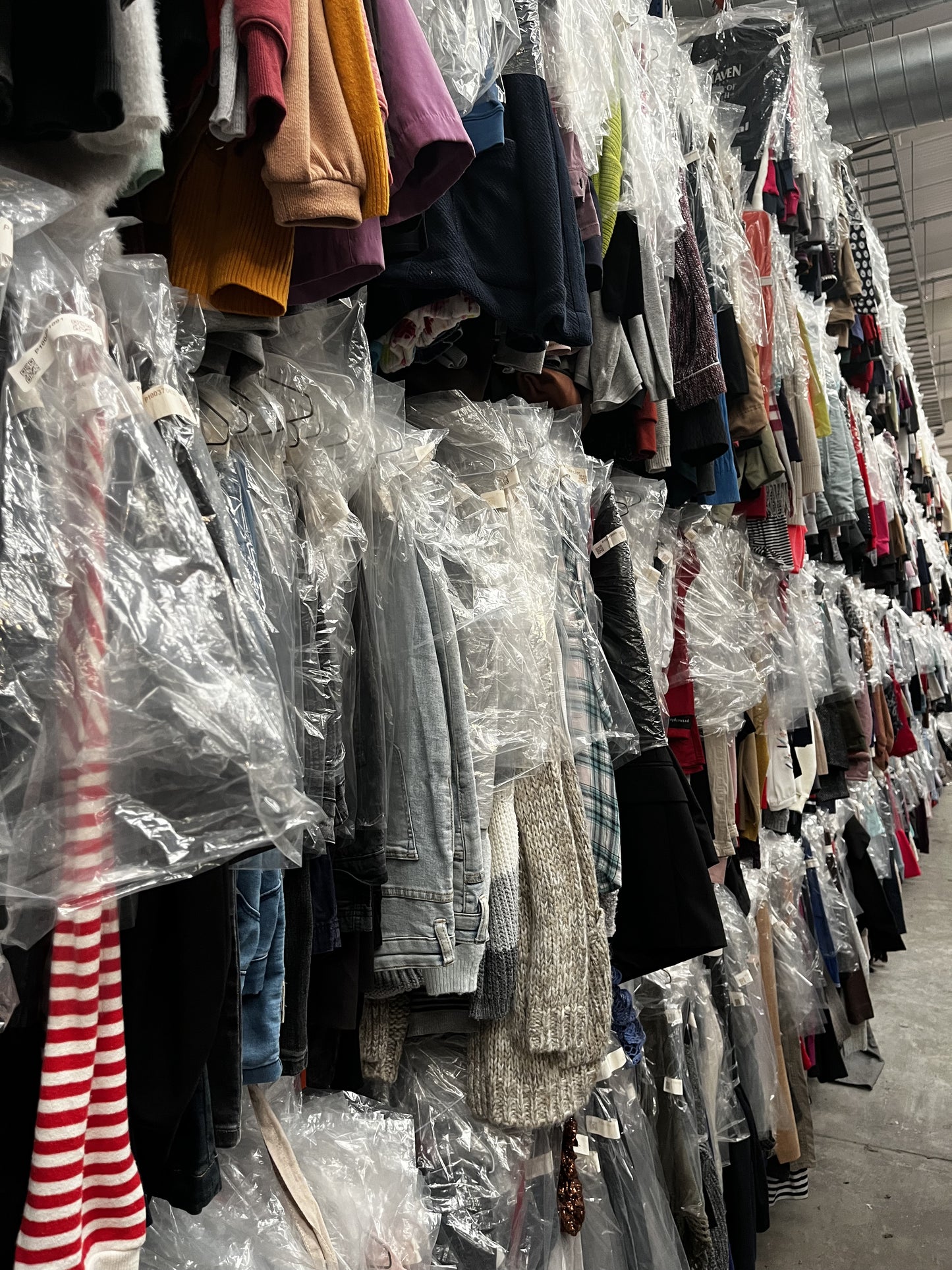 Premium Second-Hand Clothing Collection – Hangers Included