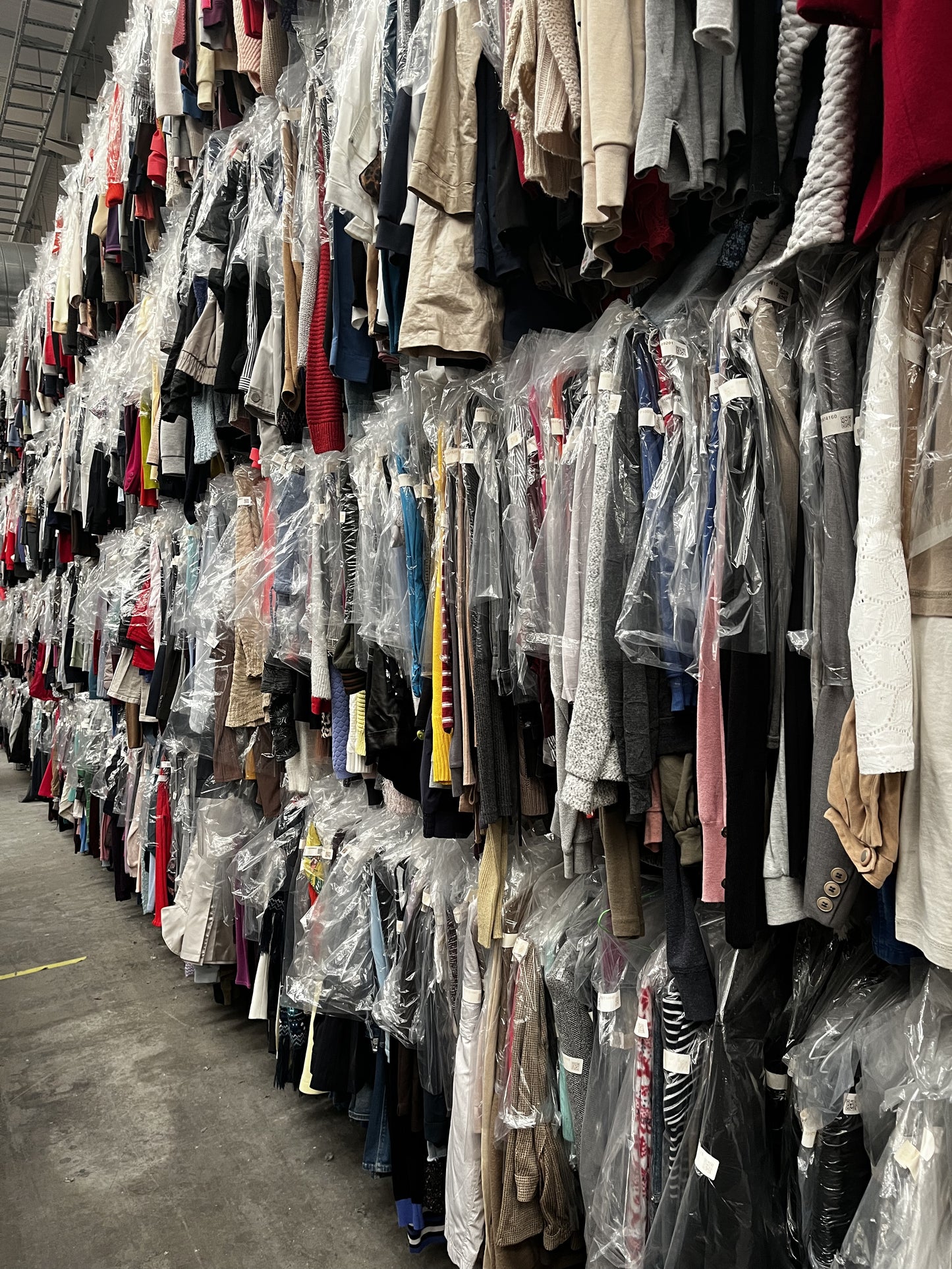 Premium Quality Used Garments - Bulk Lot with Hangers