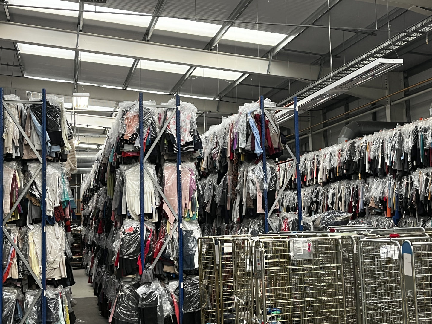 Premium Second-Hand Clothing Collection – Hangers Included