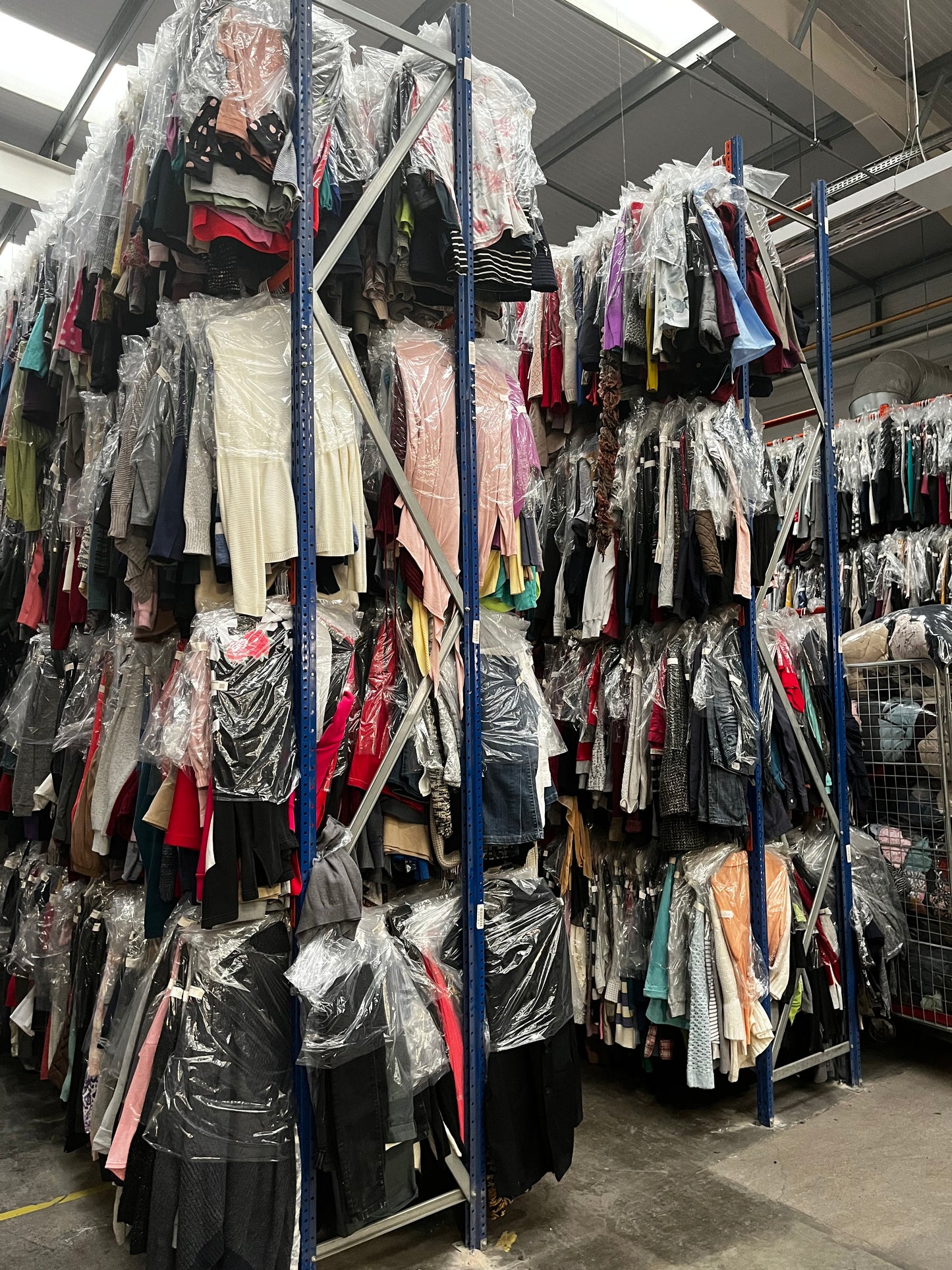 Pre-Loved Clothing Wholesale Lot - Comes with Hangers