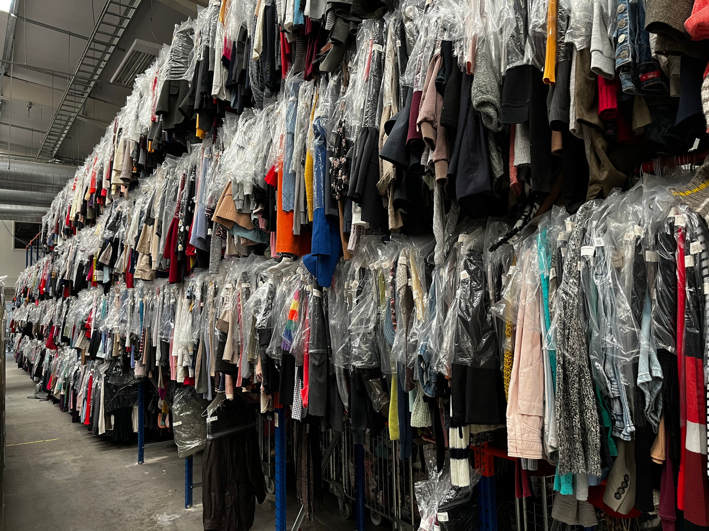 High-Quality Pre-Owned Apparel Bundle - Hangers Included in Bulk