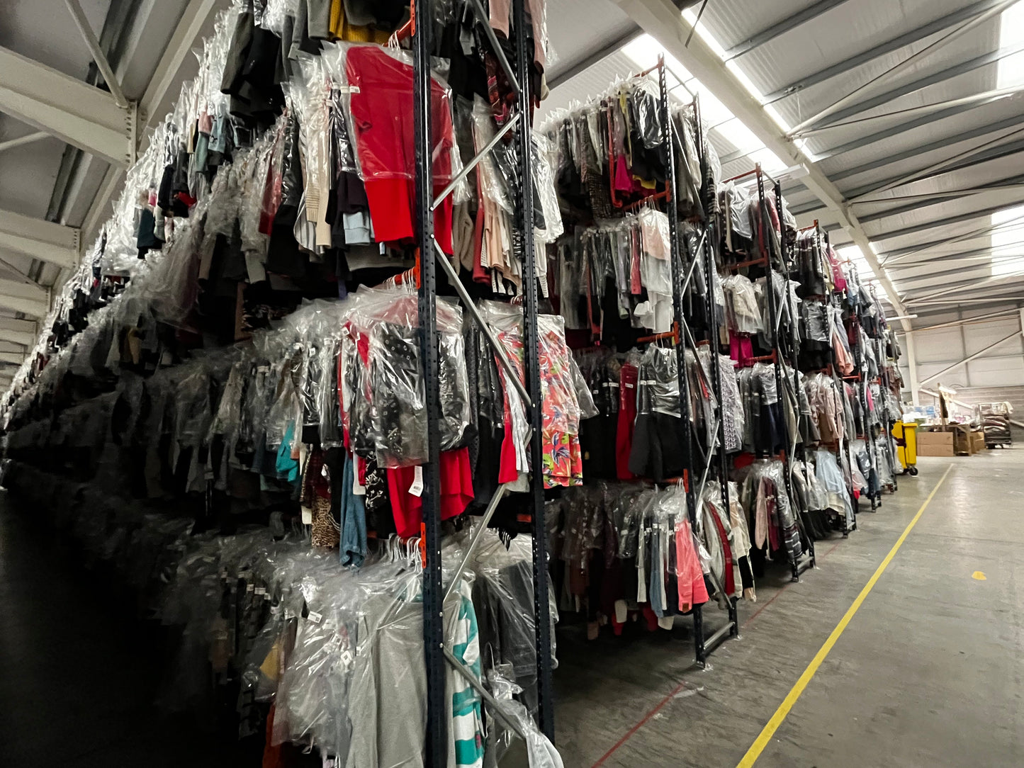 High-Quality Pre-Owned Apparel Bundle - Hangers Included in Bulk