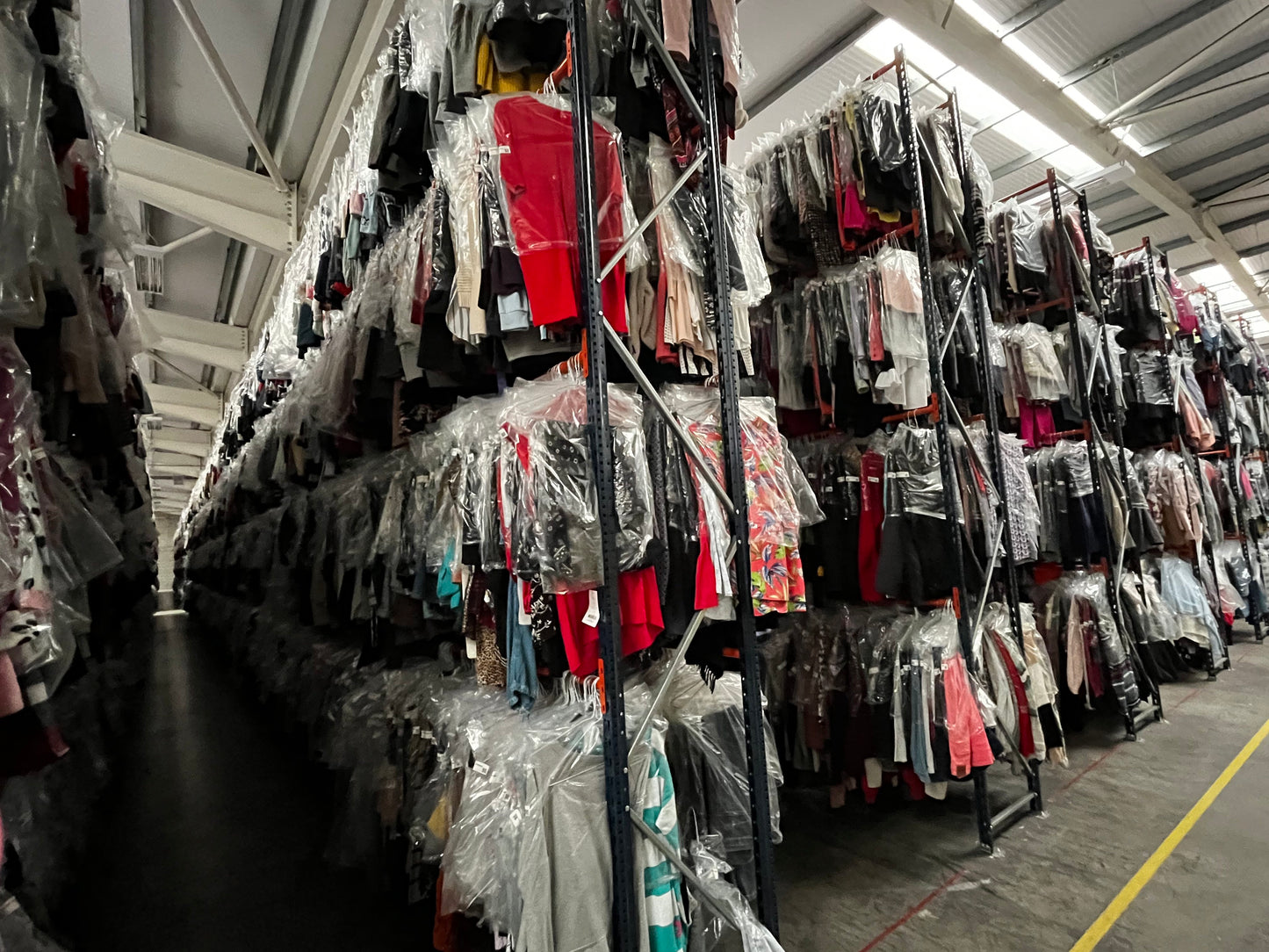 Premium Quality Used Garments - Bulk Lot with Hangers