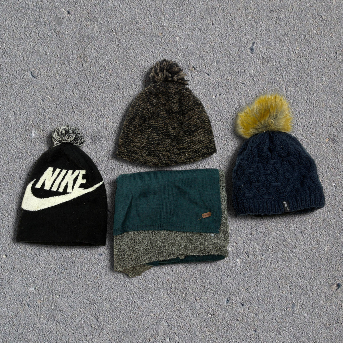 Cash4Clothes Preloved Branded Hats & Scarves 30 Pack - For Resellers