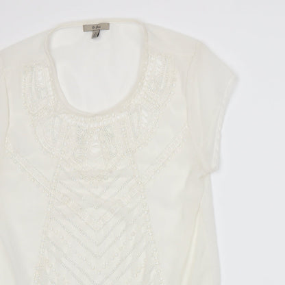 Close-up detail of En Garde women’s white basic t-shirt, size M