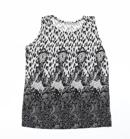Additional front view of Yue sheng women’s black basic t-shirt, size M