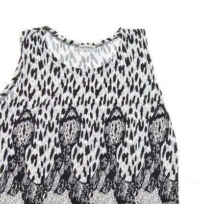 Close-up detail of Yue sheng women’s black basic t-shirt, size M