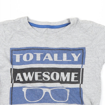 Close-up detail of Preworn boys’ grey basic t-shirt, size 4-5, years