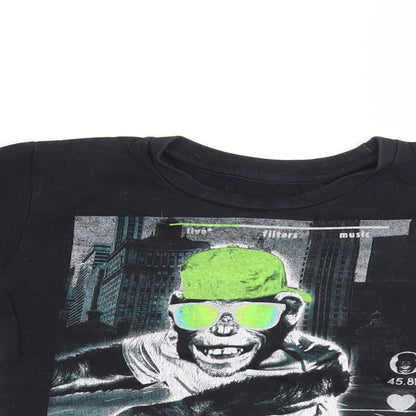 Close-up detail of Preworn boys’ black basic t-shirt, size 4-5, years - flossin