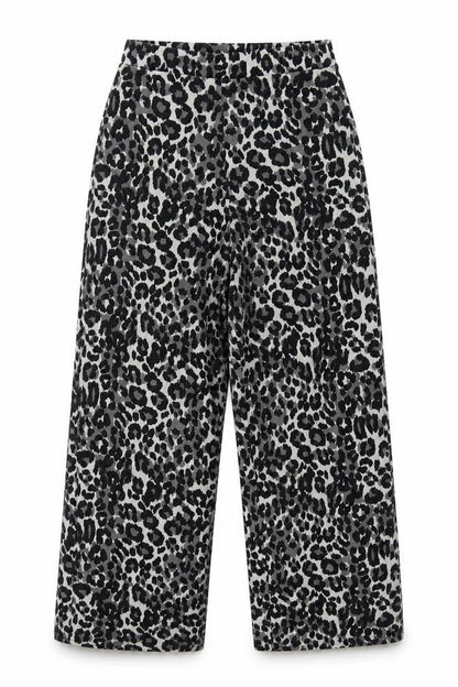 Front view of PRETTYLITTLETHING women’s grey bloomer trousers, size UK 6, 27-inch leg