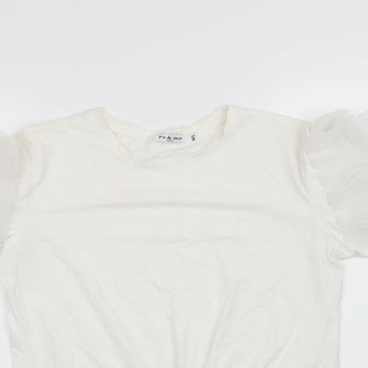 Close-up detail of Yu & Me women’s white basic t-shirt, size M