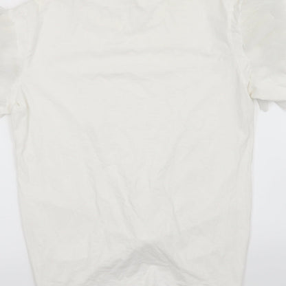 Brand and care label for Yu & Me women’s white basic t-shirt, size M