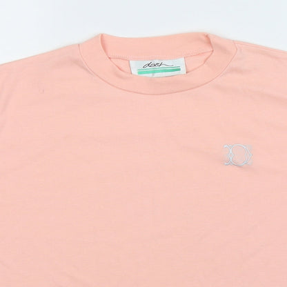 Close-up detail of Dash women’s pink basic t-shirt, size M