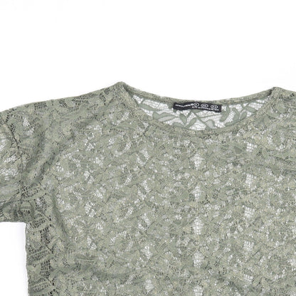 Close-up detail of Atmosphere women’s green floral basic blouse, size UK 8