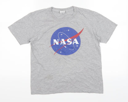 Front view of Gildan boys’ grey basic t-shirt, size L