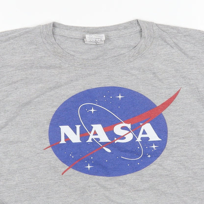 Close-up detail of Gildan boys’ grey basic t-shirt, size L