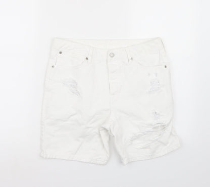 Additional front view of Preworn women’s white bermuda shorts, size UK 32