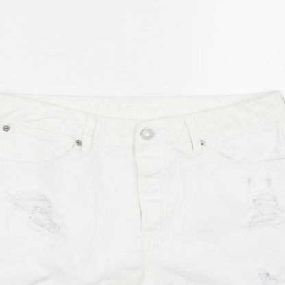 Close-up detail of Preworn women’s white bermuda shorts, size UK 32