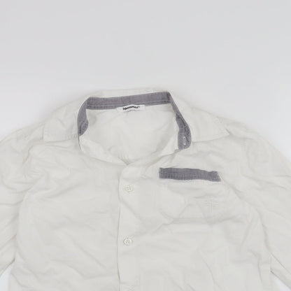 Close-up detail of 3pommes boys’ white basic button-up, size 10, years