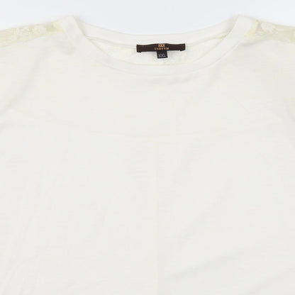 Close-up detail of Isassy women’s white lace basic t-shirt, size 2XL