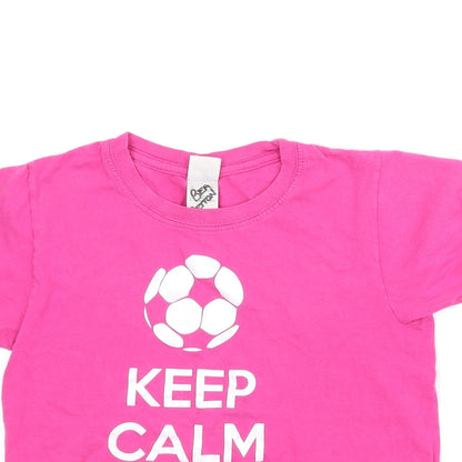 Close-up detail of Gildan girls’ pink basic t-shirt, size 8-9, years