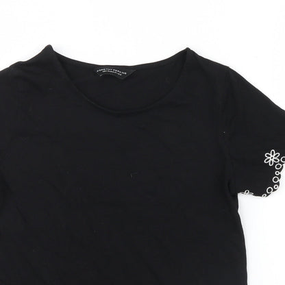Close-up detail of Dorothy Perkins women’s black basic t-shirt, size UK 6