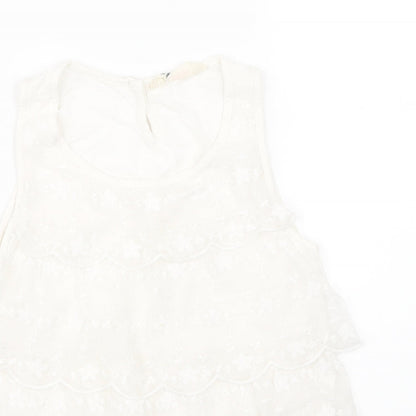 Close-up detail of H&M girls’ white floral lace basic t-shirt, size 11-12, years