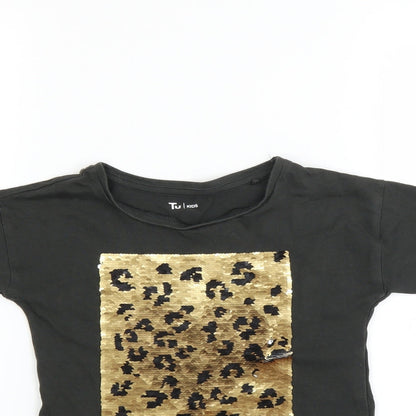 Close-up detail of TU boys’ green basic t-shirt, size 6, years