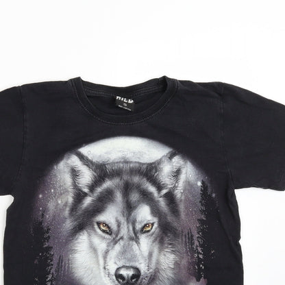 Close-up detail of Wild boys’ black basic t-shirt, size S