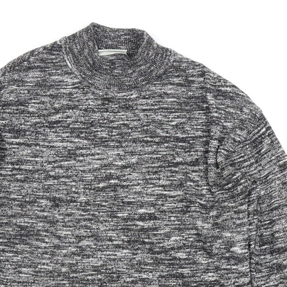 Close-up detail of Noisy May women’s grey basic t-shirt, size XS